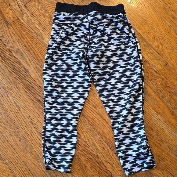 Nike Black and White Geometric Leggings with High-Rise Waist S - Picture 3 of 3